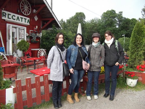 Ein internationales Quartett vor dem beliebten Cafe „Regatta“ in Helsinki: Corina Weissbach (r.) mit Kolleginnen aus Österreich und Spanien.