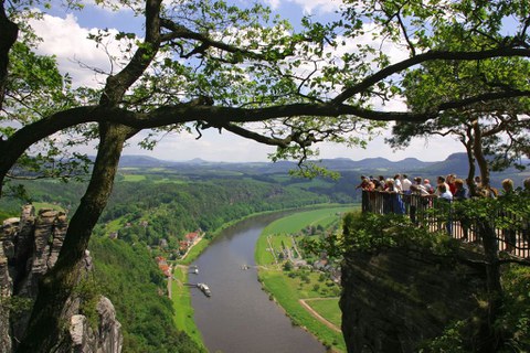 Panoramasicht auf die Elbe von der Bastei in der Sächsischen Schweiz