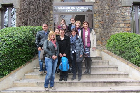 Marion Pazdro und Angela Heller mit ihren KollegInnen aus Brasilien, Frankreich, Panama und Tschechien vor dem Hauptgebäude der ESTP Paris