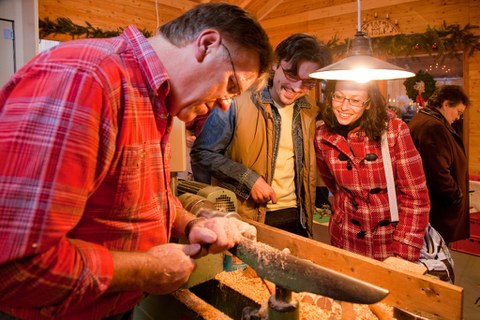 Traditionelle Handwerkskunst - ein Künstler bei der Arbeit auf dem Dresdner Weihnachtsmarkt