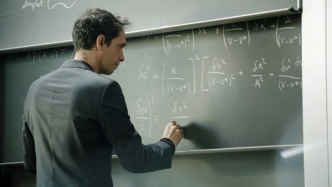 Professor Campàs schreibt Formeln an eine Tafel