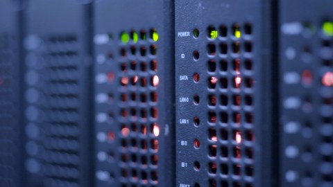 Ausschnitt eines Server mit grün und rot blinkenden Lichtern