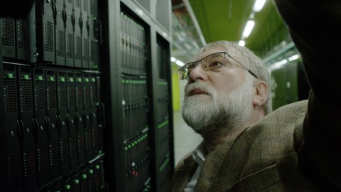Professor Nagel überprüft einen Server.