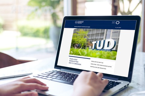 Aufgeklappter Laptop, auf dem Display ist der geöffnete Exzellenz-Newsletter der TUD zu sehen 