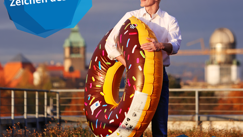 Foto von Prof. Vojta mit einem aufblasbarem Donut in der Hand