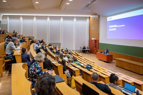 Aufnahme vom Rand des Schönfeldhörsaals: Prof. Prunitsch spricht zu viel Publikum
