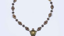 Foto eines alten Colliers aus den Ausstellungen der Kustodie