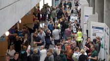 Foto des Uni-Tag 2019: Viele Personen laufen durch das Hörsaalzentrum der TU Dresden.