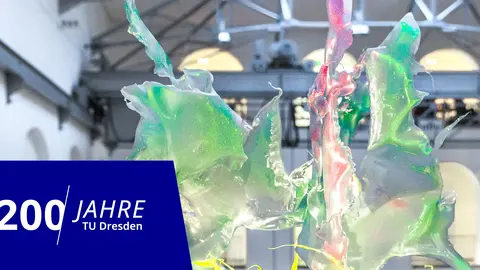 Foto: Frei im Atrium des Görges-Baus hängende, halbtransparente Skulptur in Grün-, Gelb- und Rottönen