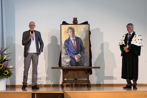 Alt-Magnifizenz Prof. Müller-Steinhagen und der Künstler Johannes Heiisig bei der  Übergabe des Rektorenproträts