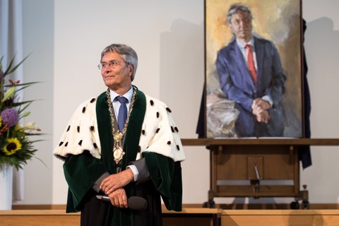 Alt-Magnifizenz Prof. Müller-Steinhagen neben seinem Porträt des Künstlers Johannes Heisig