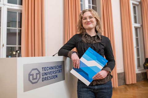 Clementina Langa mit Urkunde
