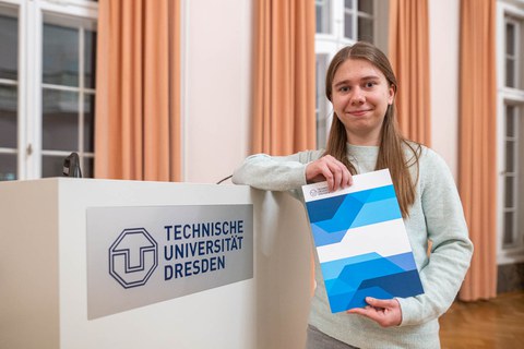Florentine Lehmann mit Urkunde