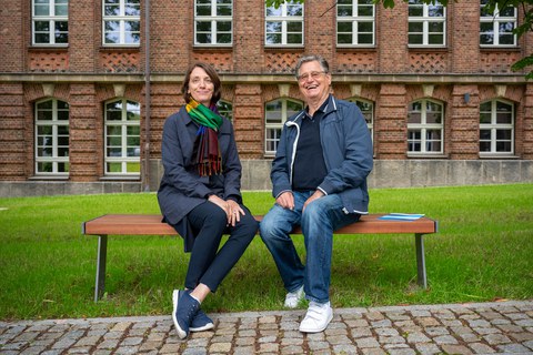 Professor Kurt Rößner gemeinsam mit der Prorektorin Universitätskultur auf der Patenbank