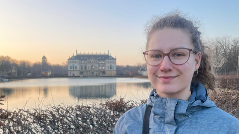 Emilia Zelazek vor dem Schloss in Moritzburg