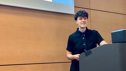 Eva Bütow hält ihren Vortrag auf dem 27. World Congress der IACAPAP in Hamburg