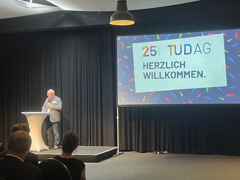 Professor Manfred Curbach hält das Grußwort als Präsident der GFF zum 25jährigen Jubiläum der TUDAG