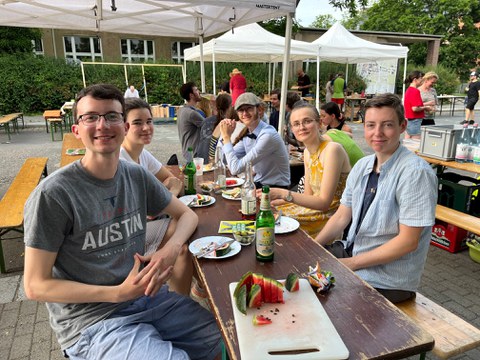 MINT-Stipendiat:innen der GFF beim Sommergrillen