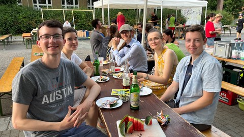 MINT-Stipendiat:innen der GFF beim Sommergrillen