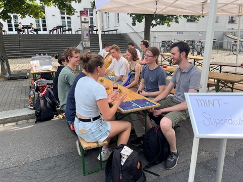 MINT-Stipendiat:innen der GFF beim Sommergrillen