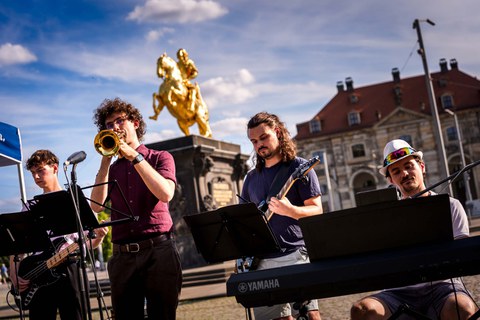 Band vor dem Goldenen Reiter