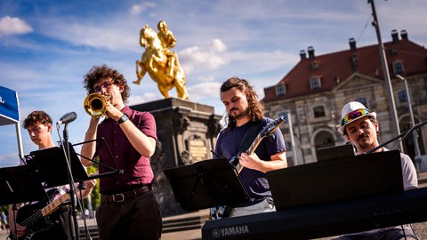 Band vor dem Goldenen Reiter