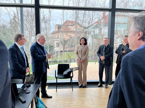 Professor Manfred Curbach stellt den Mitgliedern des Verwaltungsrates den Cube vor