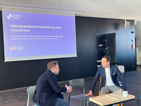 Dr. Benedikt Kapteina und Sebastian Thielmann im Austausch