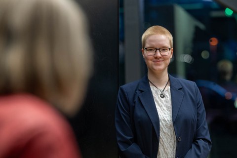 Jennifer Weinhold bei Urkundenübergabe