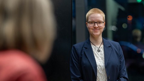 Jennifer Weinhold bei Urkundenübergabe