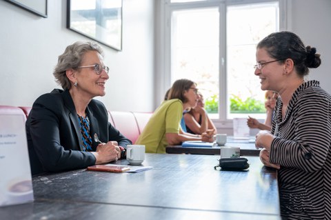 Rektorin und Prorektorin Universitätskultur im lockeren Gespräch am Mittagstisch