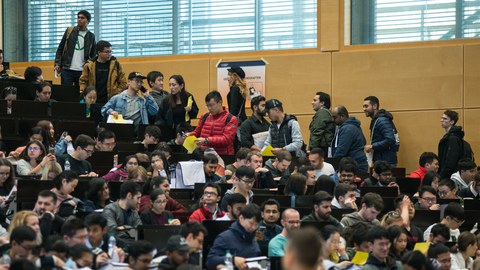 Volles Audimax mit internationalen Studierenden