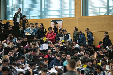 Volles Audimax mit internationalen Studierenden