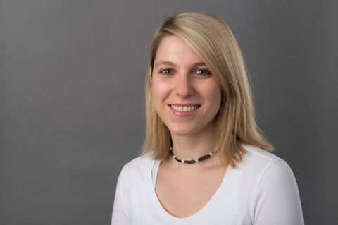 Zu sehen ist ein Porträtfoto der Studienberaterin Antonia Zacharias-Weihs.