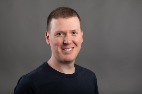 Zu sehen ist ein Porträtfoto des Studienberaters Eric Blumenthal. 