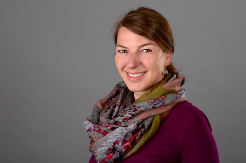 Zu sehen ist ein Porträtfoto der Studienberaterin Kira Marschner.