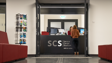 Zu sehen ist der Servicepoint des ServiceCenterStudium im Fritz-Foerster-Bau.