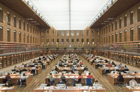 Zu sehen ist der Lesesaal der SLUB (Sächsische Landesbibliothek – Staats- und Universitätsbibliothek), in dem zahlreiche Studierende arbeiten.