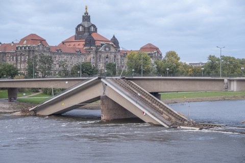 Es ist die eingestürzte Carolabrücke in Dresden zu sehen.