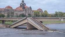Es ist die eingestürzte Carolabrücke in Dresden zu sehen.