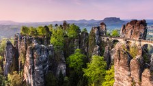 Zu sehen ist die Bastei im Elbsandsteingebirge.