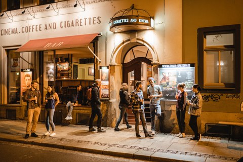 Zu sehen ist eine Straßenszene aus dem Dresdner Szeneviertel Neustadt.
