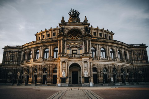 Zu sehen ist die Semperoper am Dresdner Theaterplatz.