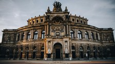 Zu sehen ist die Semperoper am Dresdner Theaterplatz.