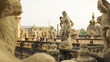 Zu sehen ist der Dresdner Zwinger mit dem Kronentor im Hintergrund.