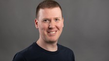 Zu sehen ist ein Porträtfoto des Studienberaters Eric Blumenthal. 