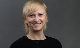 Featured is a portrait photo of student counselor Antje Beckmann. 