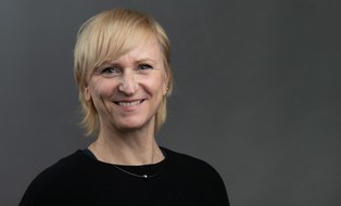 Zu sehen ist ein Porträtfoto von der Studienberaterin Antje Beckmann.