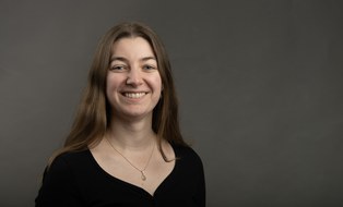 A portrait photo of the project employee Elisa Range can be seen.