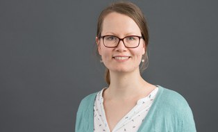 A portrait photo of student counsellor Franziska Klinkewitz is shown.